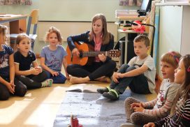 Kinder im Musikunterricht