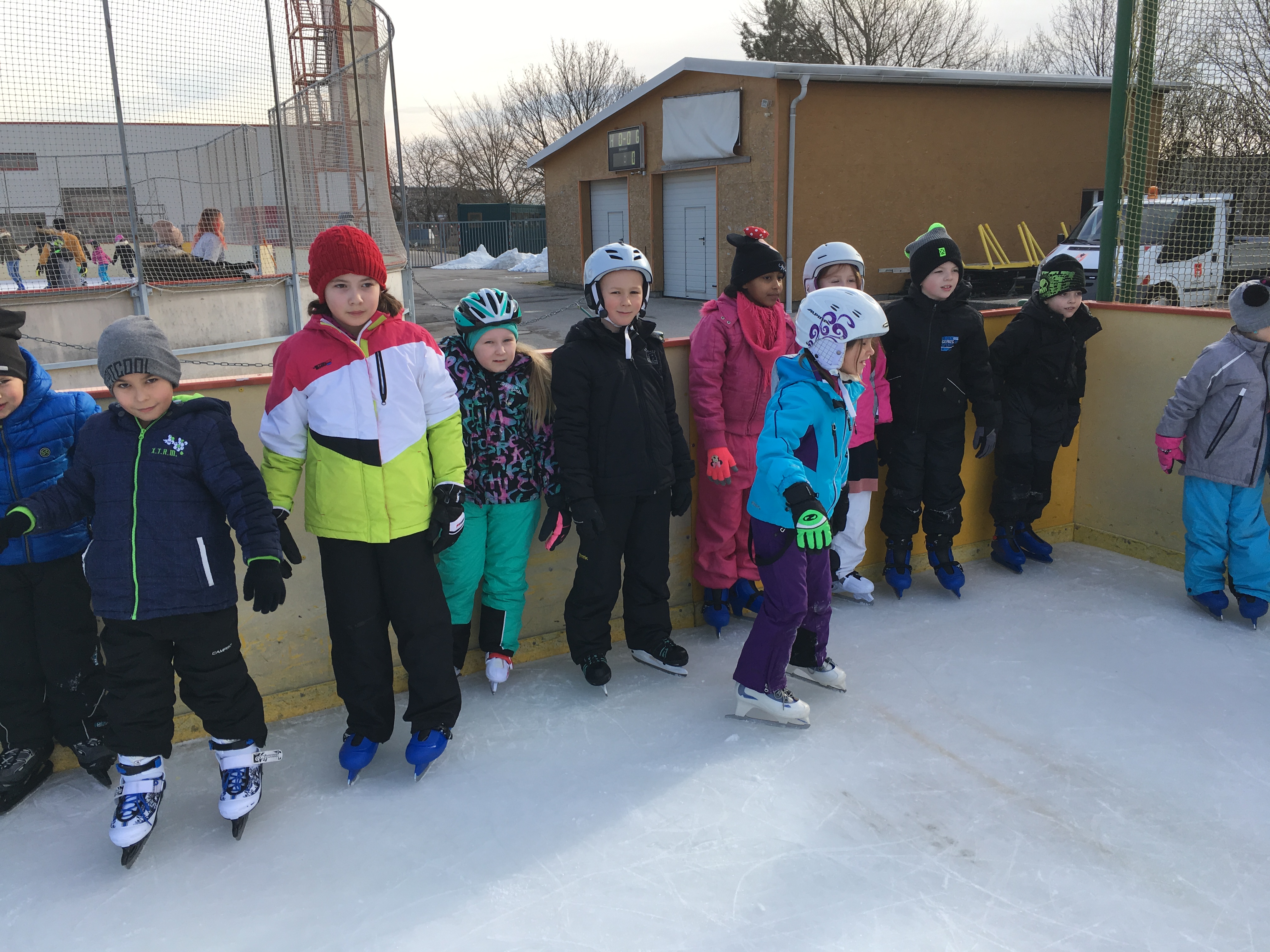 Die Kinder beim Eislaufen