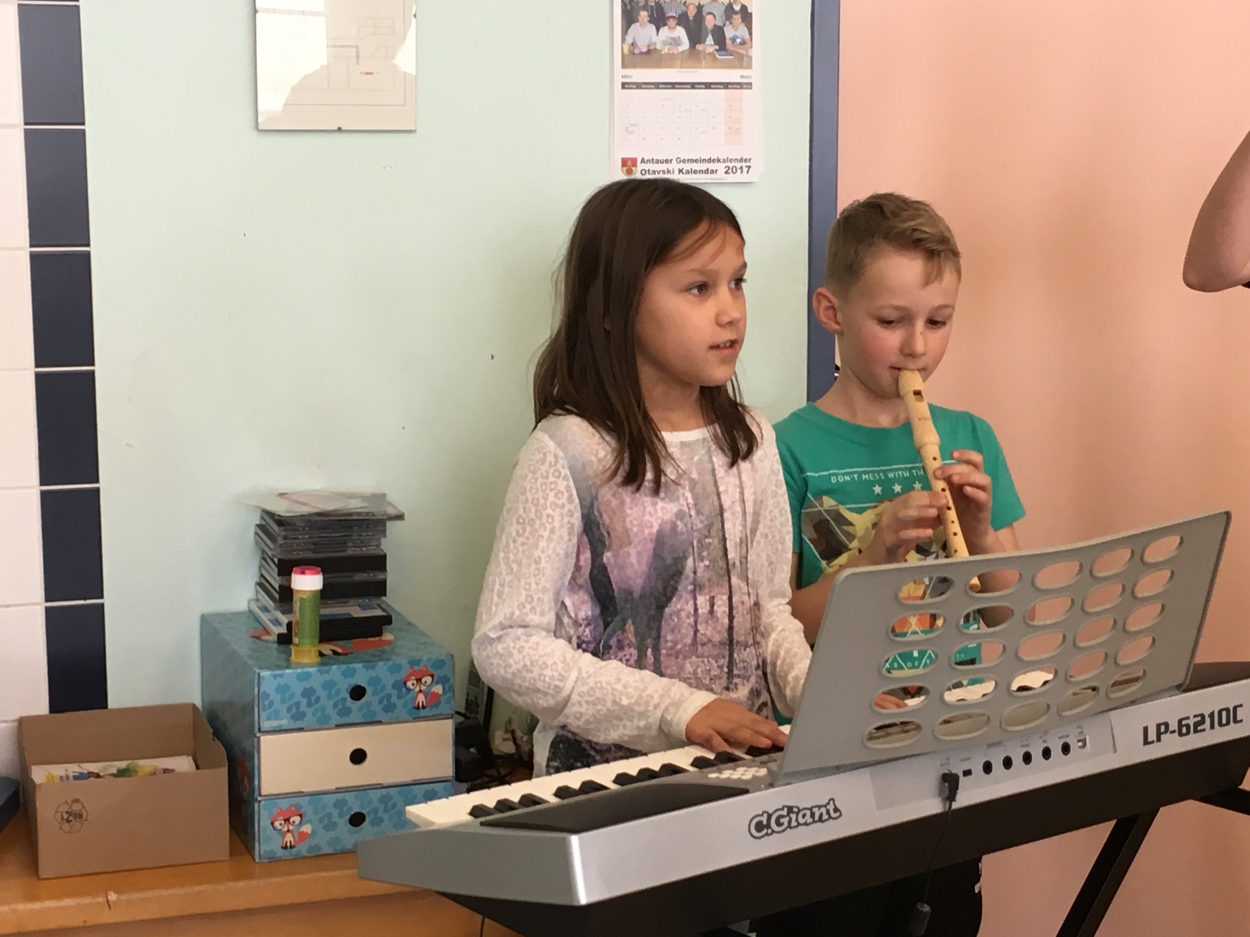 Kinder mit Musikinstrumenten